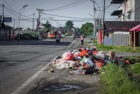Salah satu dari sekian banyak tumpukan sampah di sisi badan jalan Kota Timika.