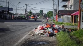 Salah satu dari sekian banyak tumpukan sampah di sisi badan jalan Kota Timika.