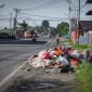 Salah satu dari sekian banyak tumpukan sampah di sisi badan jalan Kota Timika.