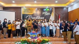 Foto bersama Loka POM Mimika dengan para peserta dalam kegiatan sosialisasi cerdas memilih obat dan makanan aman sekaligus pemilihan Duta Kosmetik Aman 2022 di Hotel Grand Tembaga, Sabtu (4/6/2022).