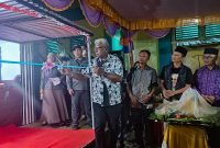 Wakil Bupati Mimika, Johannes Retob menggunting pita tanda dibukanya pelayanan Cafe Adminduk di Pasar Sentral Timika, Sabtu (5/6/2022).