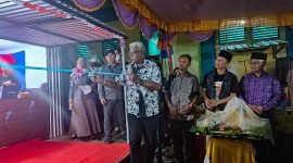 Wakil Bupati Mimika, Johannes Retob menggunting pita tanda dibukanya pelayanan Cafe Adminduk di Pasar Sentral Timika, Sabtu (5/6/2022).