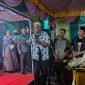 Wakil Bupati Mimika, Johannes Retob menggunting pita tanda dibukanya pelayanan Cafe Adminduk di Pasar Sentral Timika, Sabtu (5/6/2022).