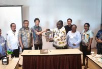 Direktur YPMAK, Febian Magal menyerahkan dokumen perjanjian kerja sama kepada Ketua YPL di Hotel Horison Ultimate, Senin (6/6/2022).
