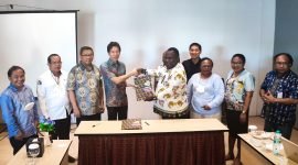 Direktur YPMAK, Febian Magal menyerahkan dokumen perjanjian kerja sama kepada Ketua YPL di Hotel Horison Ultimate, Senin (6/6/2022).