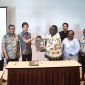 Direktur YPMAK, Febian Magal menyerahkan dokumen perjanjian kerja sama kepada Ketua YPL di Hotel Horison Ultimate, Senin (6/6/2022).