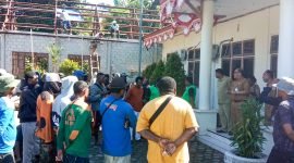 Sejumlah petugas kebersihan melakukan aksi protes di depan Kantor DLH Mimika, Selasa (7/6/2022).