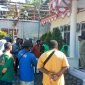 Sejumlah petugas kebersihan melakukan aksi protes di depan Kantor DLH Mimika, Selasa (7/6/2022).