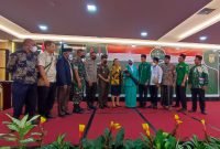 Plh Sekda Mimika bersama Ketua PC NU dan para tamu undangan membuka rangkaian kegiatan dengan membunyikan tifa.