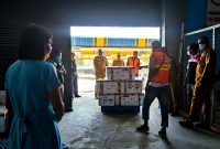 Persiapan peluncuran ekspor kepiting oleh Wakil Bupati Mimika, Johannes Retob disaksikan owner UD Putri Desi dan Disperindag Mimika di Gudang Bandara Moses Kilangin, Senin (13/6/2022).