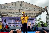 Bupati Kabupaten Mimika, Eltinus Omaleng memimpin deklarasi dukung DOB dan Otsus Jilid II yang digelar di Gereja Kingmi Mile 32 Timika, Rabu (15/6/2022).