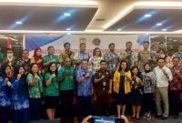 Foto bersama Plh Sekda Mimika, Jeny Usmani bersama tamu undangan dan peserta dalam sosialisasi Hotel Horison Diana Timika, Kamis (16/06/2022).