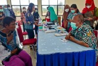 Salah Satu ODGJ di Mimika saat mendapatkan pengobatan oleh dr. dr.Izak Samay di Panti Rehabilitasi Eme Neme Yauware, Kamis (16/6/2022).