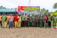 Foto bersama Dandim 1710/Mimika dengan para kepala kampung dan masyarakat di Distrik Mimika Barat dalam rangka tinjau lokasi TMMD ke-114.