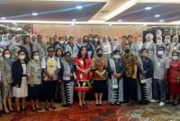 Foto bersama Asisten III Setda Mimika, Hendritte Tandiono bersama IBI Mimika dalam giat Musyawarah Cabang di Hotel Horison Diana, Jalan Budi Utomo, Timika, Kamis (18/06/2022).