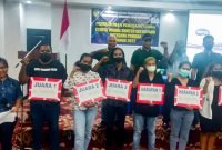 Foto bersama Disparbudpora Mimika dengan para pemenang lomba cerita visual.