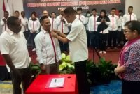 Pemasangan pin oleh Pengurus Provinsi PCI Papua kepada Pengurus PCI Mimika di dampingi KONI Mimika dan Pemkab Mimika.