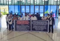 Solidaritas honorer Kabupaten Mimika saat menyampaikan aspirasi di Lobi Kantor Pusat Pemerintahan SP3, Mimika, Senin (27/6/2022).