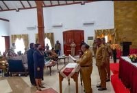 Bupati Mimika, Eltinus Omaleng melantik Kepala Dinas Pendidikan Kabupaten Mimika, Jeni Usmany sebagai Pj Sekda Mimika.