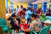 Petugas Disperindag Mimika tengah menyiapkan minyak goreng curah untuk dijual ke masyarakat.