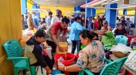 Petugas Disperindag Mimika tengah menyiapkan minyak goreng curah untuk dijual ke masyarakat.