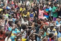 Samuel Yogi saat bersama masyarakat Distrik Mimika Tengah.