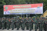 Satgas Satuan Organik Yonif Mekanis 203 AK dan Yonif Raider 321 GT saat mengikuti upacara penerimaan di Lapangan Upacara Kodim 1710 Mimika, Jl. Agimuga Mile.32, Distrik Kuala Kencana, Rabu (22/06/2022).
