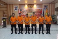 Kepala Kantor SAR Timika berpose bersama pejabat di Kantor SAR Timika yang lama dan pejabat baru. (Foto: Istimewa)