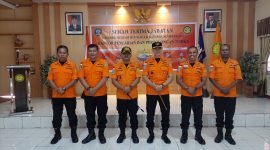 Kepala Kantor SAR Timika berpose bersama pejabat di Kantor SAR Timika yang lama dan pejabat baru. (Foto: Istimewa)