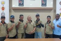 Foto bersama Pengurus Perbakin Cabang Mimika dan KONI Mimika usai melakukan jumpa pers di Kantor KONI Mimika, Selasa (7/6/2022).