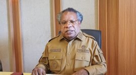 Bupati Kabupaten Mimika, Eltinus Omaleng.