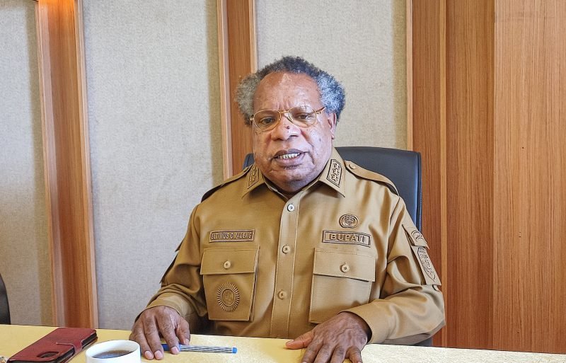 Bupati Kabupaten Mimika, Eltinus Omaleng.