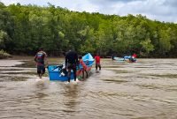 Masyarakat di pesisir Mimika sedang terjebak di salah satu aliran sungai akibat pendangkalan.