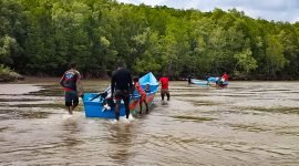 Masyarakat di pesisir Mimika sedang terjebak di salah satu aliran sungai akibat pendangkalan.