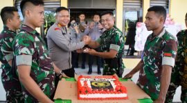 Dandim 1710/Mimika, Letkol Inf Dedy Dwi Cahyadi memberikan kejutan kue ulang tahun kepada Kapolres Mimika AKBP I Gede Putra, S.H, S.I.K., Jumat (1/7/2022)