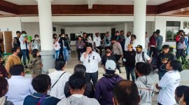Salah satu perwakilan Solidaritas Honorer Kabupaten Mimika berorasi menyampaikan aspirasi di Kantor DPRD Mimika, Kamis (6/7/2022).