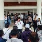 Salah satu perwakilan Solidaritas Honorer Kabupaten Mimika berorasi menyampaikan aspirasi di Kantor DPRD Mimika, Kamis (6/7/2022).
