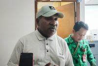 Ketua Lemasko, Gregorius Okoare bersama Kepala Kesbangpol Mimika, Yan Selamat Purba.