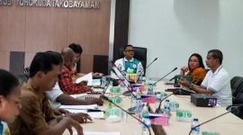 Penjabat Bupati Mappi, Michael R. Gomar S.STP M.Si menggelar rapat bersama panitia yang berlangsung di Pendopo, Jumat (8/07/2022).