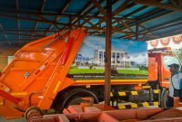 Truk compactor yang didatangkan Dinas Lingkungan Hidup Mimika untuk mendukung operasional pengangkutan sampah di Timika.