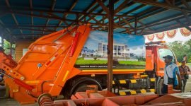 Truk compactor yang didatangkan Dinas Lingkungan Hidup Mimika untuk mendukung operasional pengangkutan sampah di Timika.