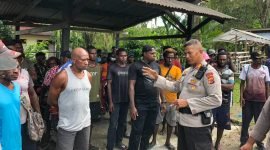 Aparat kepolisian sedang bernegosiasi dengan warga untuk membuka akses jalan yang dipalang.