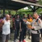 Aparat kepolisian sedang bernegosiasi dengan warga untuk membuka akses jalan yang dipalang.
