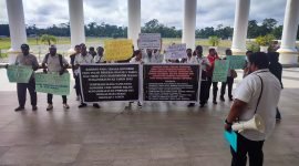 Aliansi Honorer Kabupaten Mimika menggelar aksi demo di depan lobi Kantor Pusat Pemerintahan SP3, Senin (11/7/2022).