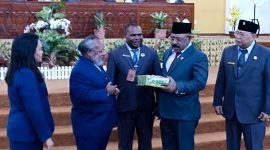 Bupati Mimika, Eltinus Omaleng menyerahkan LKPJ kepada Ketua DPRD Mimika, Anton Bukaleng.