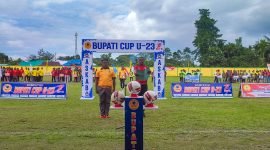 Pembacaan janji wasit dalam pembukaan turnamen sepak bola Bupati Cup U-23 Mimika di Stadion Wainia SP1, Minggu (17/7/2022).