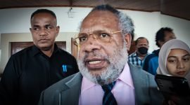 Bupati Kabupaten Mimika, Eltinus Omaleng. 