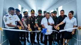 Bupati Mimika Eltinus Omaleng didampingi Pj Sekda Mimika dan para pimpinan dari sejumlah instansi melakukan pemotongan pita dalam peresmian garbarata dan lantai II Bandara Moses Kilangin Timika, Rabu (27/7/2022).