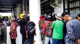 Para pencaker tengah mengantre untuk pengurusan pembuatan kartu kuning di Disnakertrans Mimika, Kamis (28/7/2022).