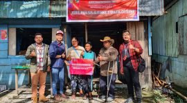 Kepala Diskop UMKM Mimika dan Telkomsel berikan bantuan modal usaha jual pulsa kepada salah satu pelaku UMKM penjual pinang di Timika, Jumat (29/7/2022). 